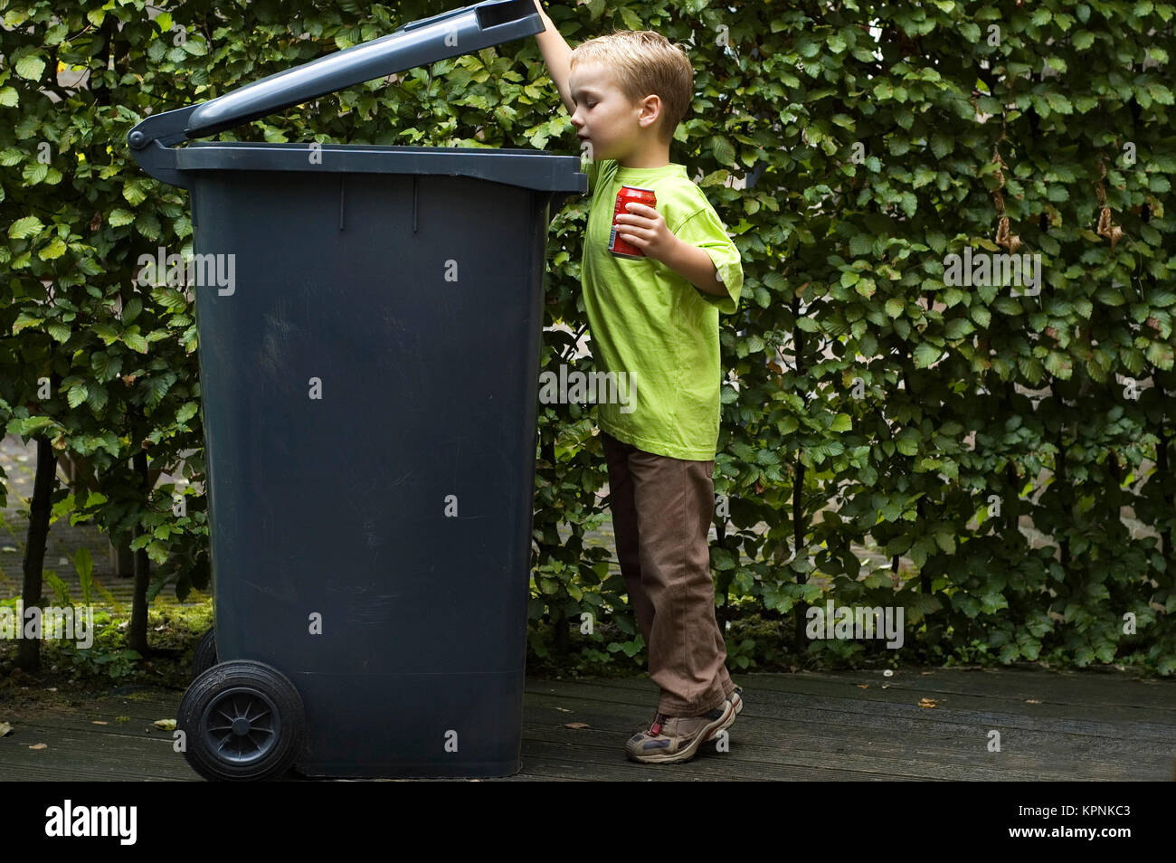 Junge Trashing ein Kann Stockfoto