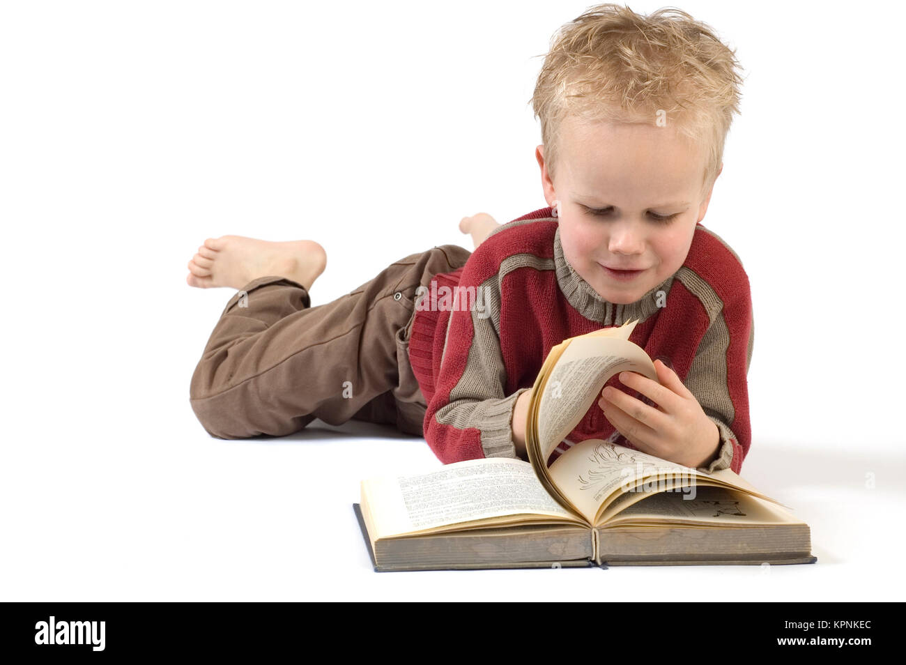 Junge, ein Buch zu lesen 6. Stockfoto