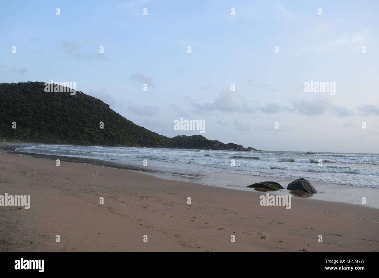 Schöner Sandstrand mit Blick auf die Wolken im Himmel. Bewölkten Tag mit ruhigen Sandstrand in Goa. super Sandstrand. Stockfoto