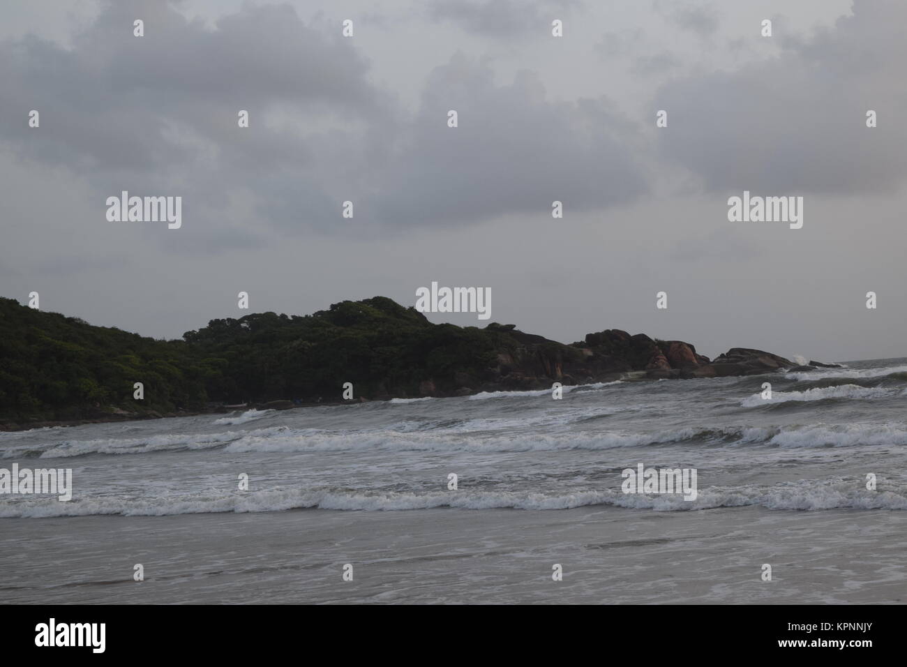 Schöner Sandstrand mit Blick auf die Wolken im Himmel. Bewölkten Tag mit ruhigen Sandstrand in Goa. super Sandstrand. Stockfoto