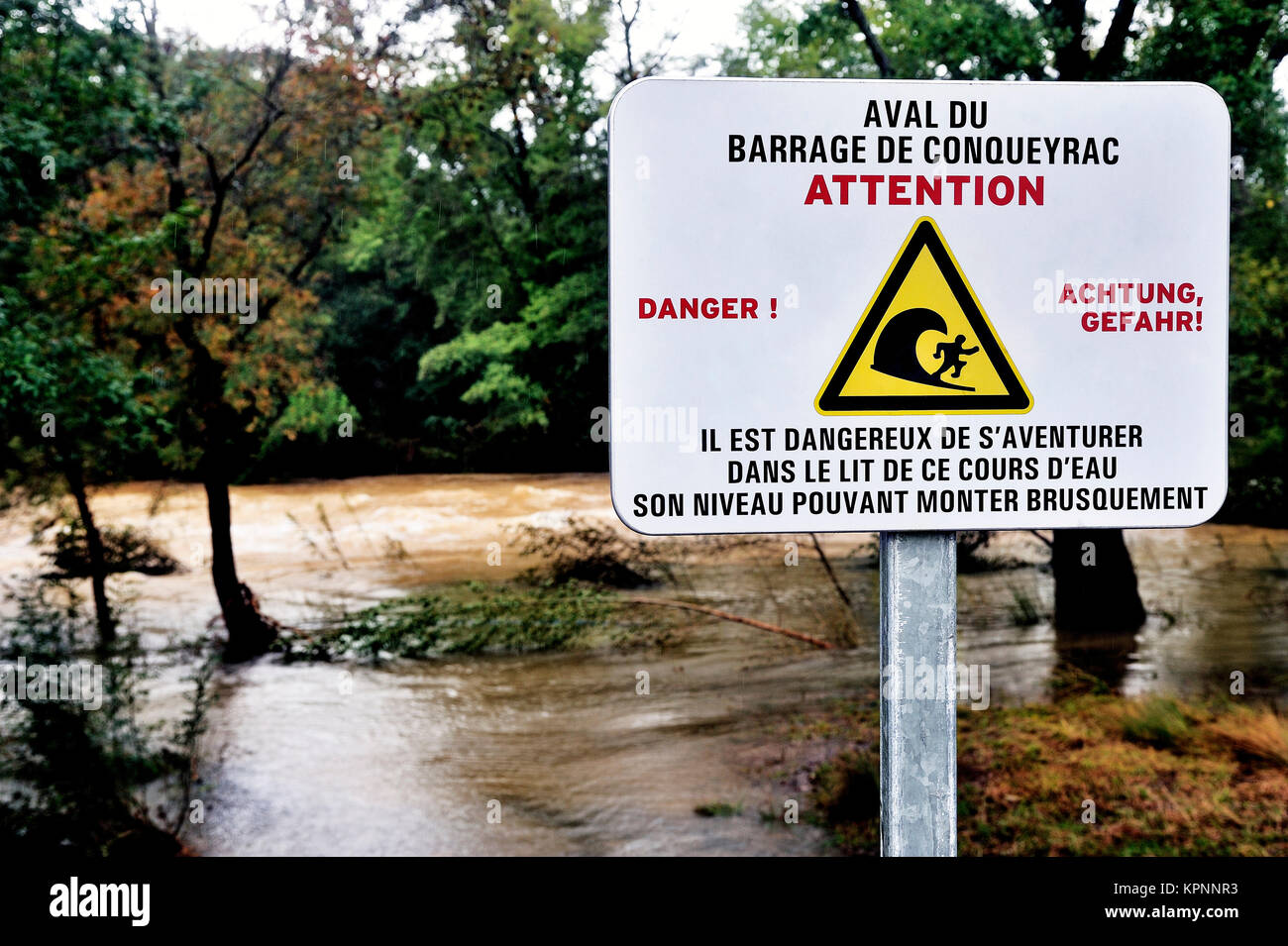 Anmelden Warnung vor der Gefahr befinden, die der Damm Wasser vor zurück Stockfoto