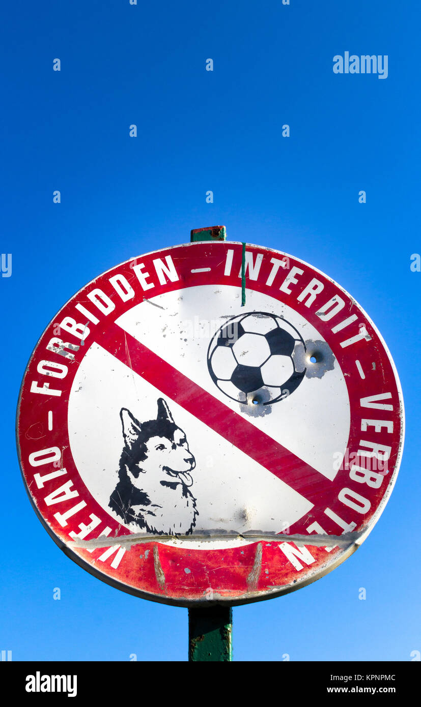 Keine Hunde und Fußball spielen Stockfoto