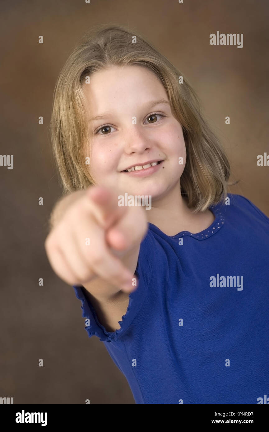 Model Release, Blondinen näher, 8 Jahre, weitergeleitet Mit Zeigefinger - Blondine zeigt auf etwas Stockfoto