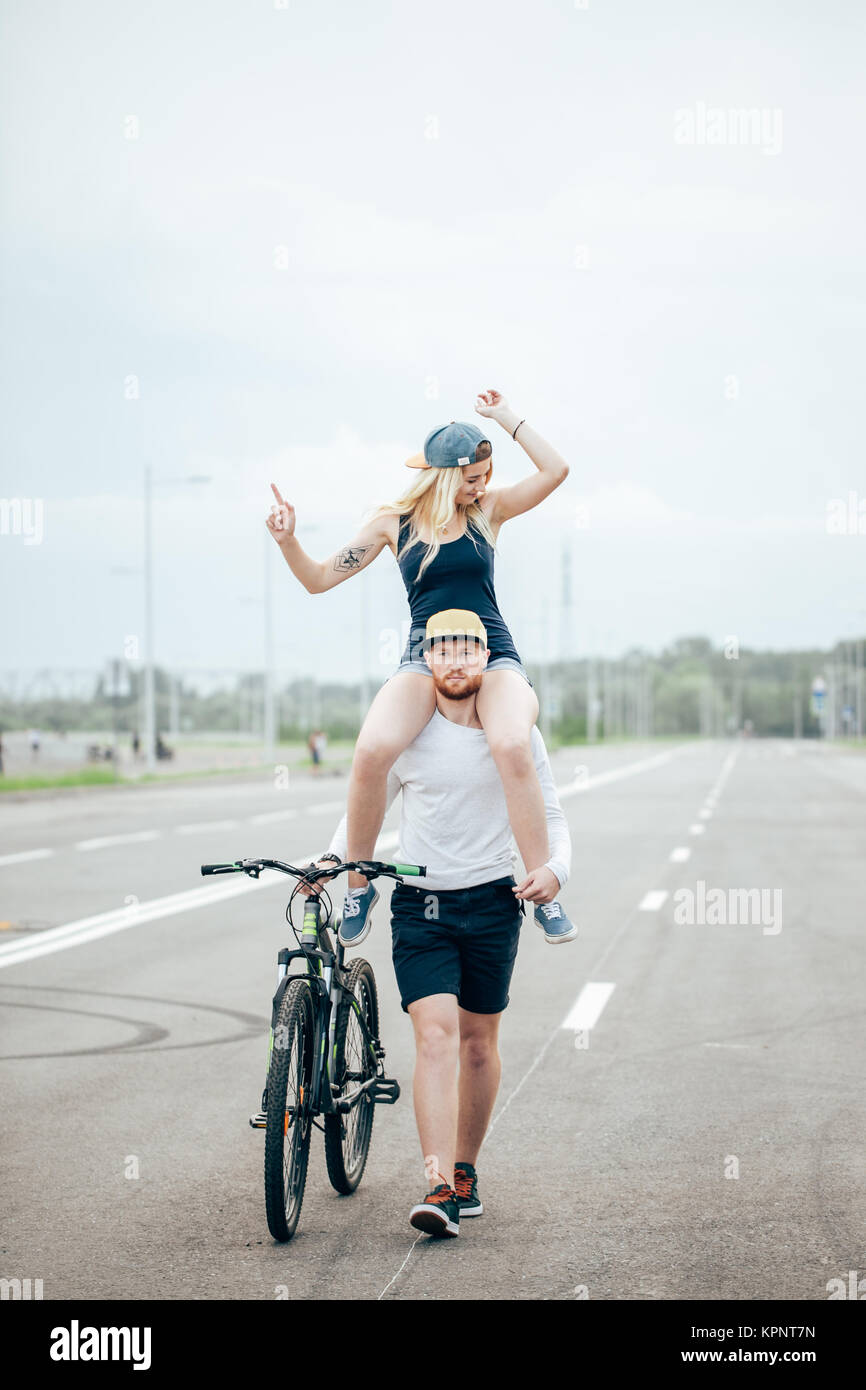 Paar Radfahren im Park, lächelnd und Freundin auf der Schulter Stockfoto Paar Radfahren im Park, lächelnd und Freundin auf der Schulter Stockfoto