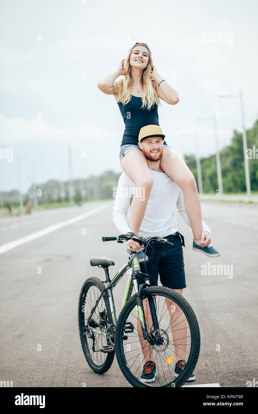 Paar Radfahren im Park, lächelnd und Freundin auf der Schulter Stockfoto Paar Radfahren im Park, lächelnd und Freundin auf der Schulter Stockfoto