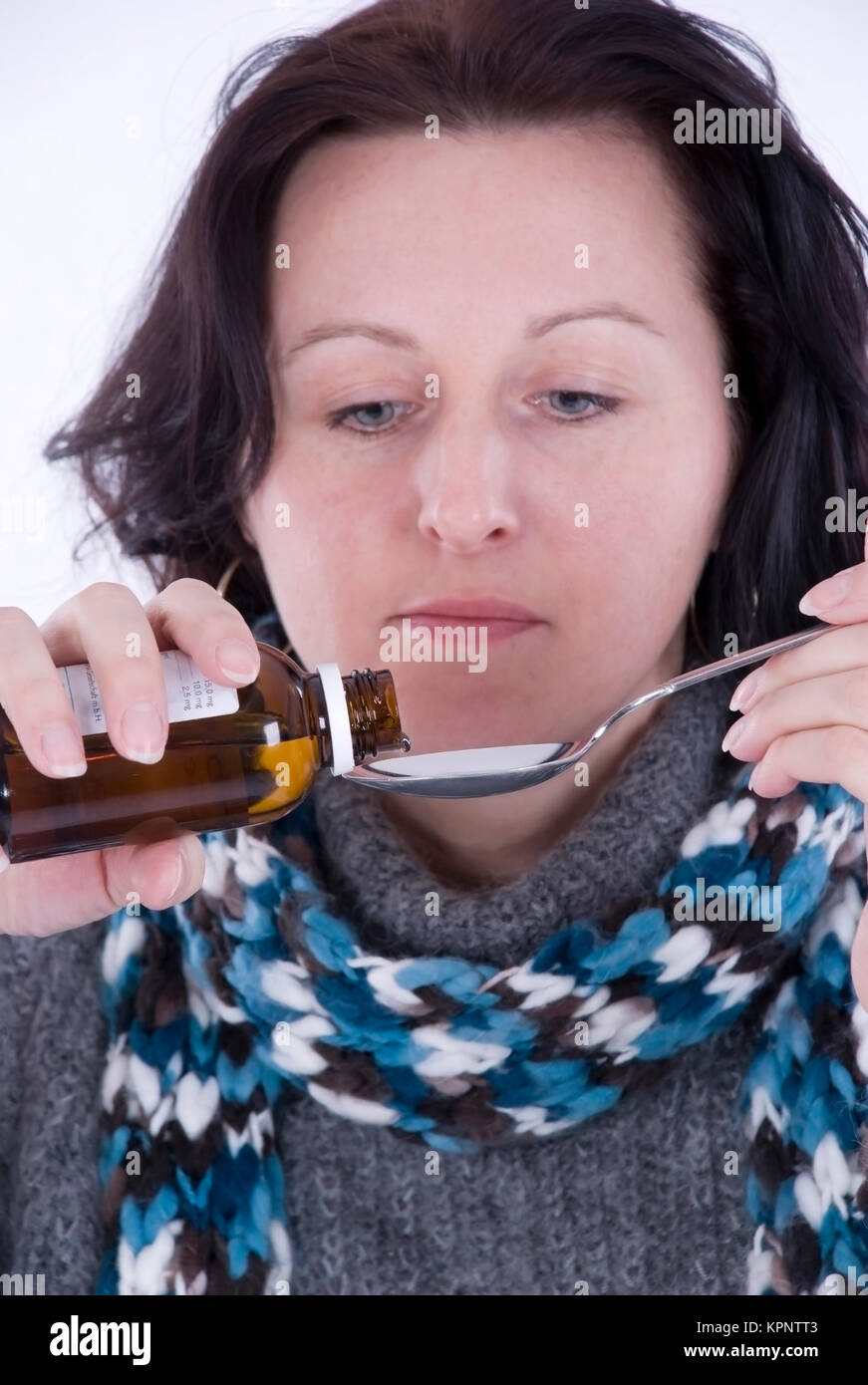 Model Release, Frau Nimmt Tropfen - Frau nimmt Medizin Stockfoto