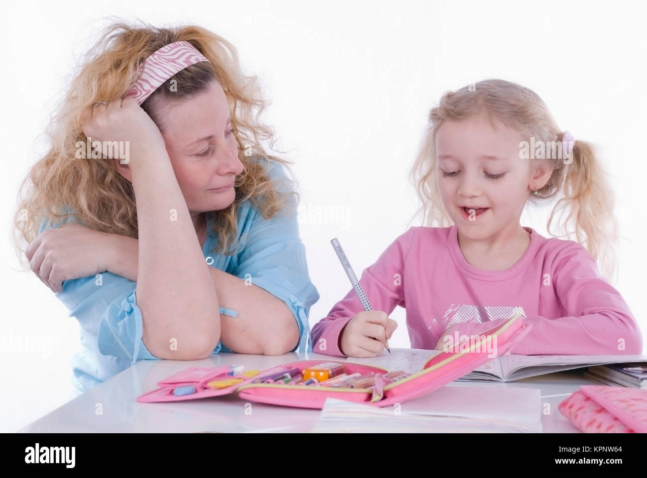 Model Release, Mutter Mit Tochter, 7 Jahre, Beim Lernen - Mutter und Tochter gemeinsam lernen Stockfoto