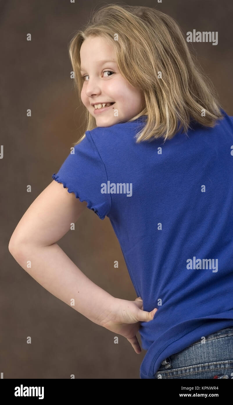 Model Release, näher, 8 Jahre, in Pose - Mädchen posiert Stockfoto