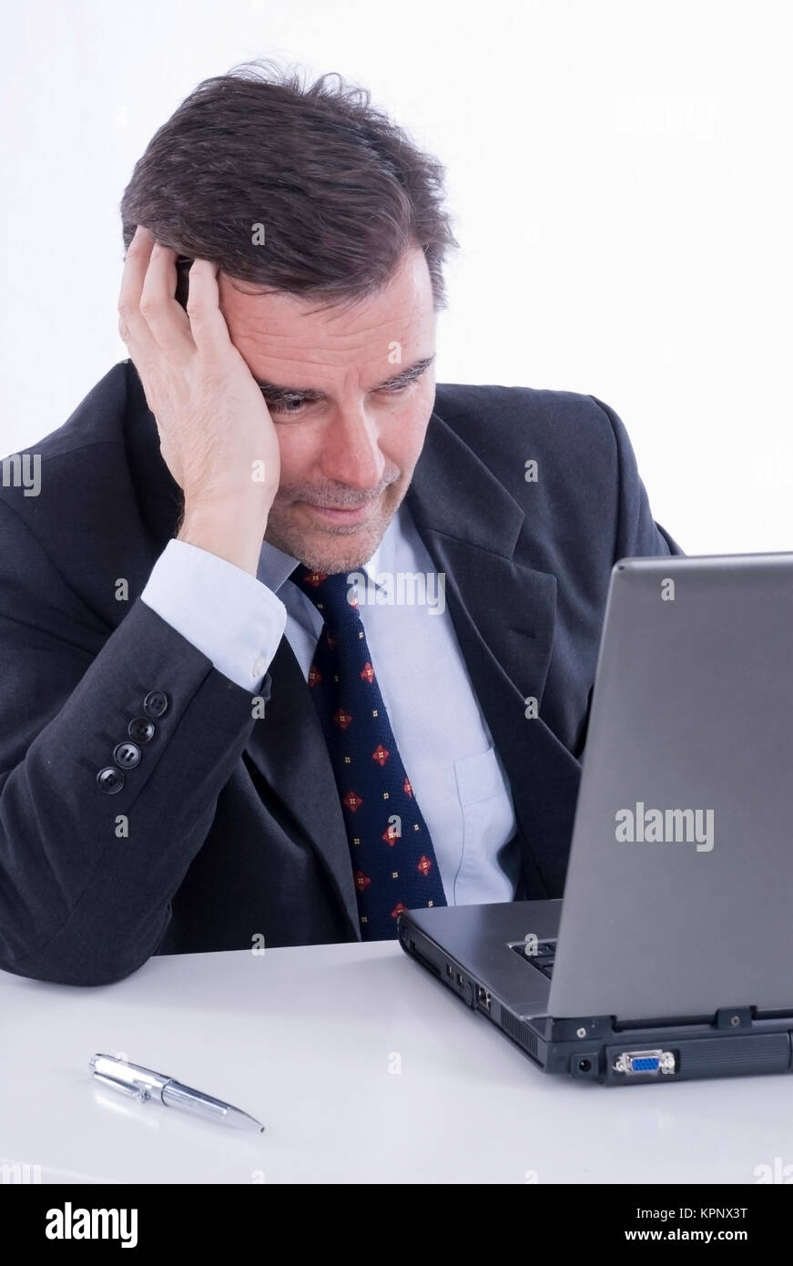 Model Release, Geschaeftsmann, 50 +, Bei der Arbeit am Laptop - Geschäftsmann im Büro Stockfoto