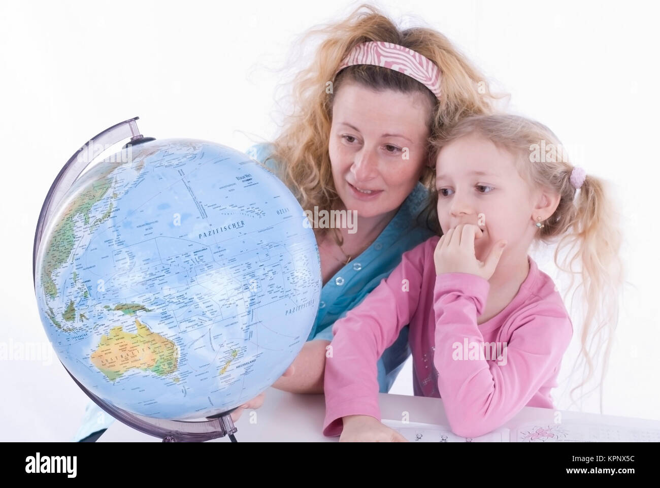 Model Release, Mutter Und Tochter Mit Globus - Mutter und Tochter mit Globus Stockfoto