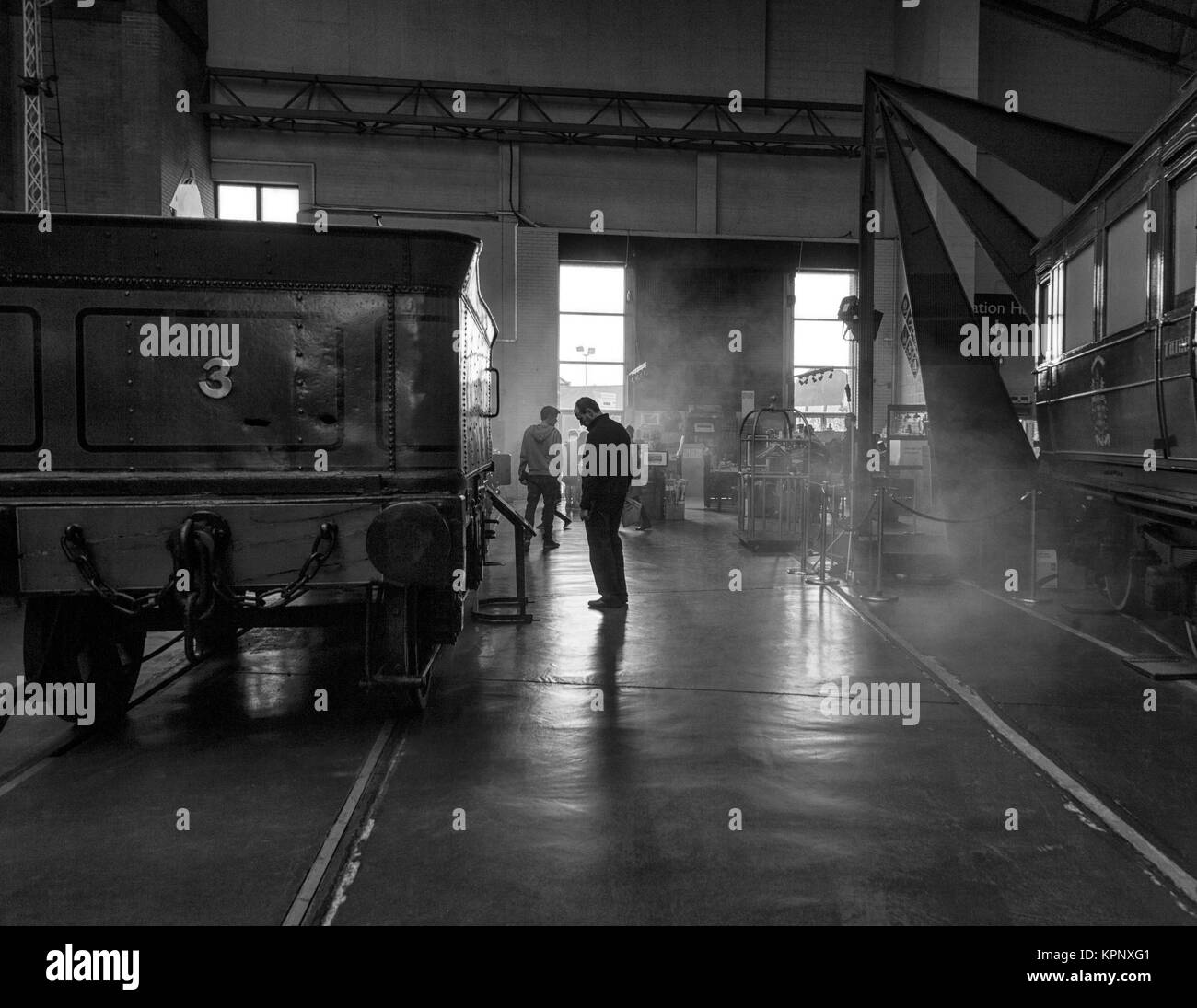 Ein schwarz-weiß Bild der Workshops an der National Rail Museum New York Stockfoto