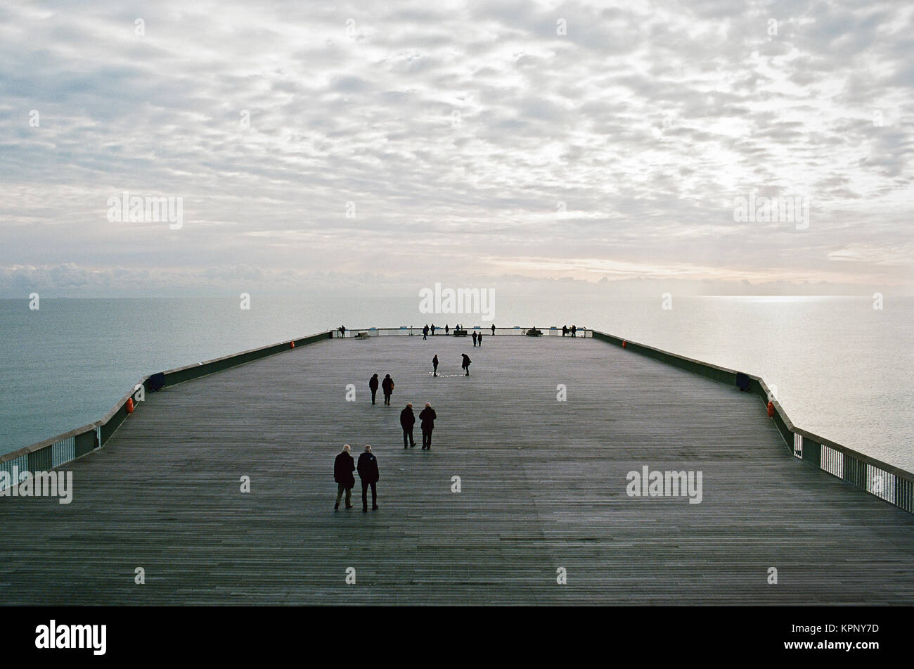 Hastings Pier im East Sussex, UK Küste, mit Blick in Richtung Meer. Stockfoto