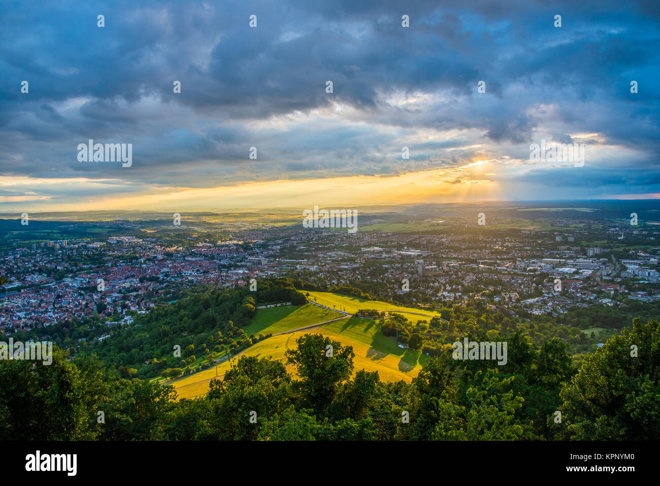 Sun breakung durch schwere Wolken über Reutlingen in Baden-Württemberg. Stockfoto