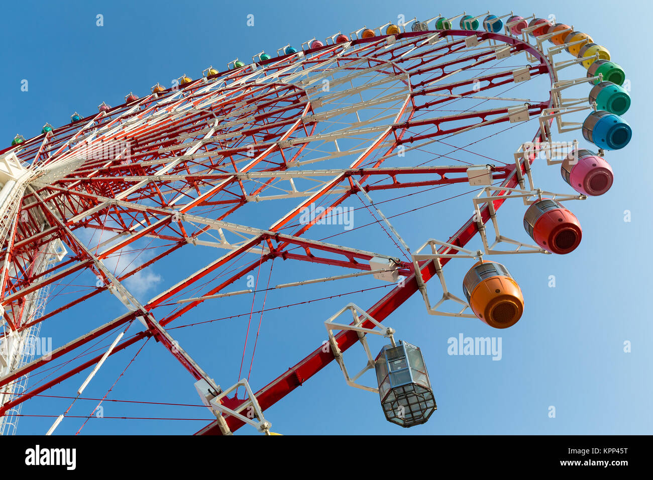Riesenrad unter blauem Himmel Stockfoto