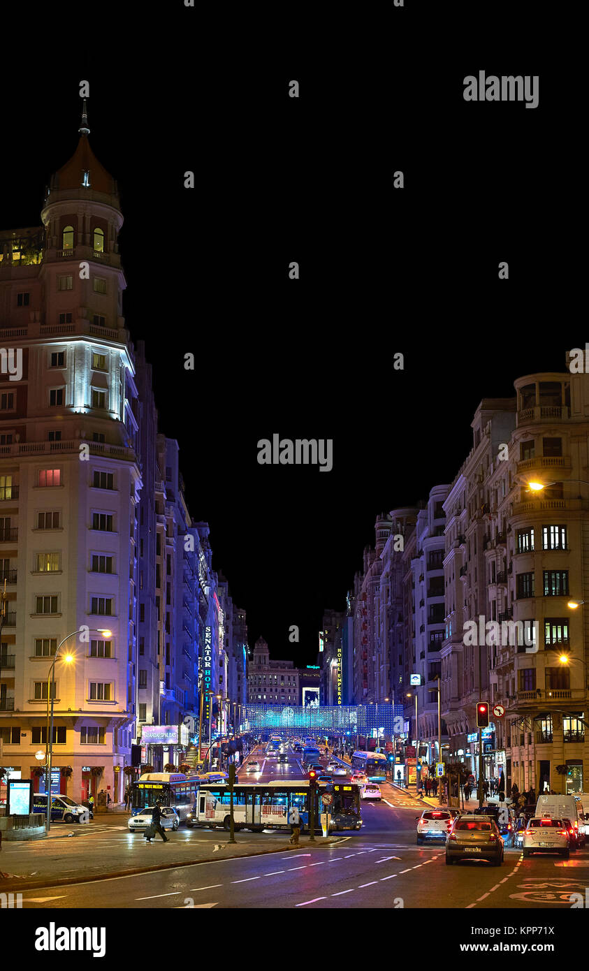 Madrid, Spanien - 11. Dezember 2017. Nightfall Blick auf Gran über Straße durch die Weihnachtsbeleuchtung und Neon Schilder im Zentrum von Madrid beleuchtet. Vi. Stockfoto