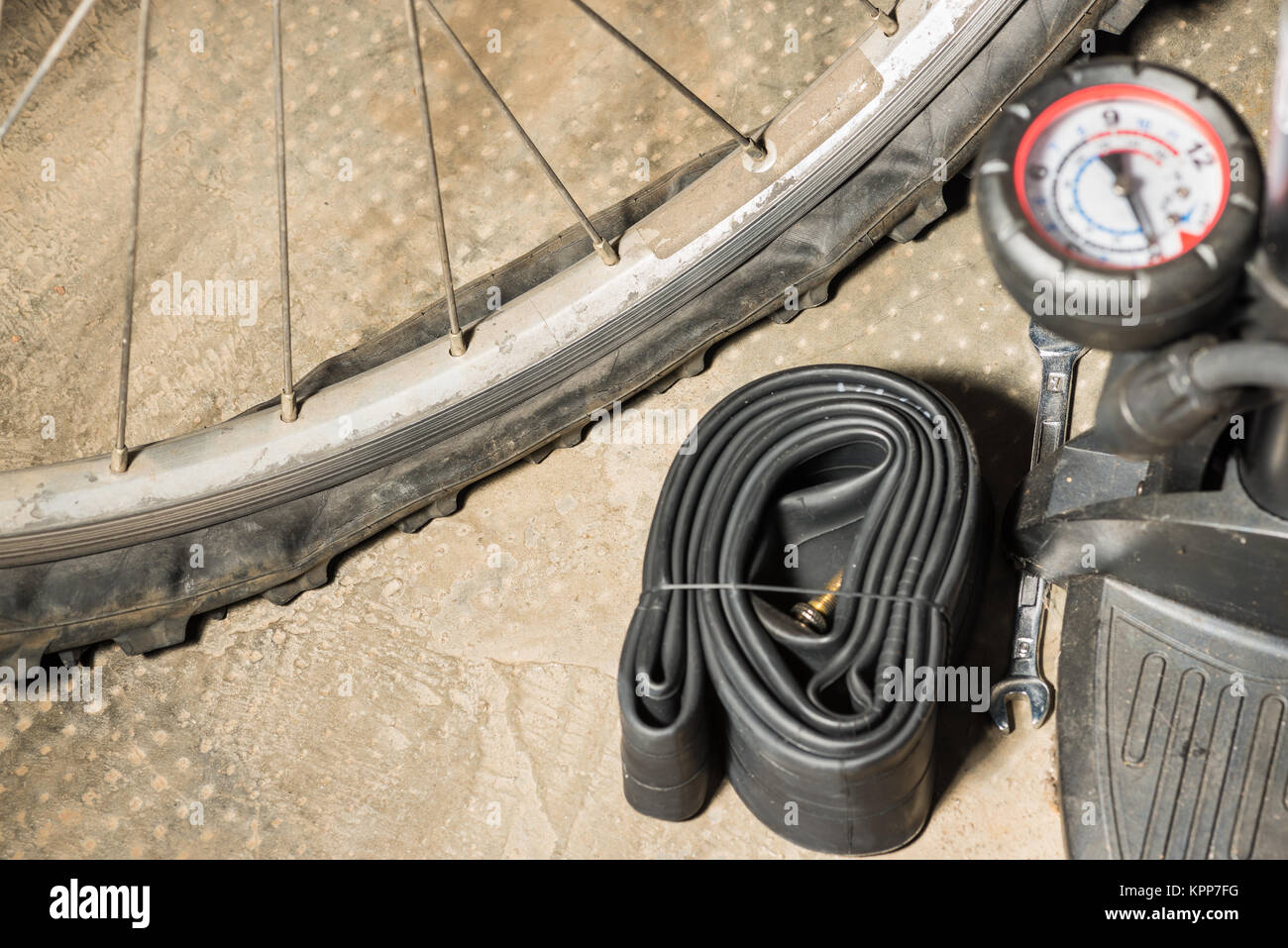 Mountain-Bike mit flachen Reifenschaden. Konzept von Pech und unvorhergesehene Stockfoto