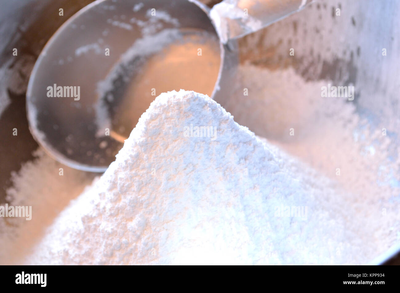 Nahaufnahme von Puderzucker Zucker in den Topf mit Messbecher Stockfoto