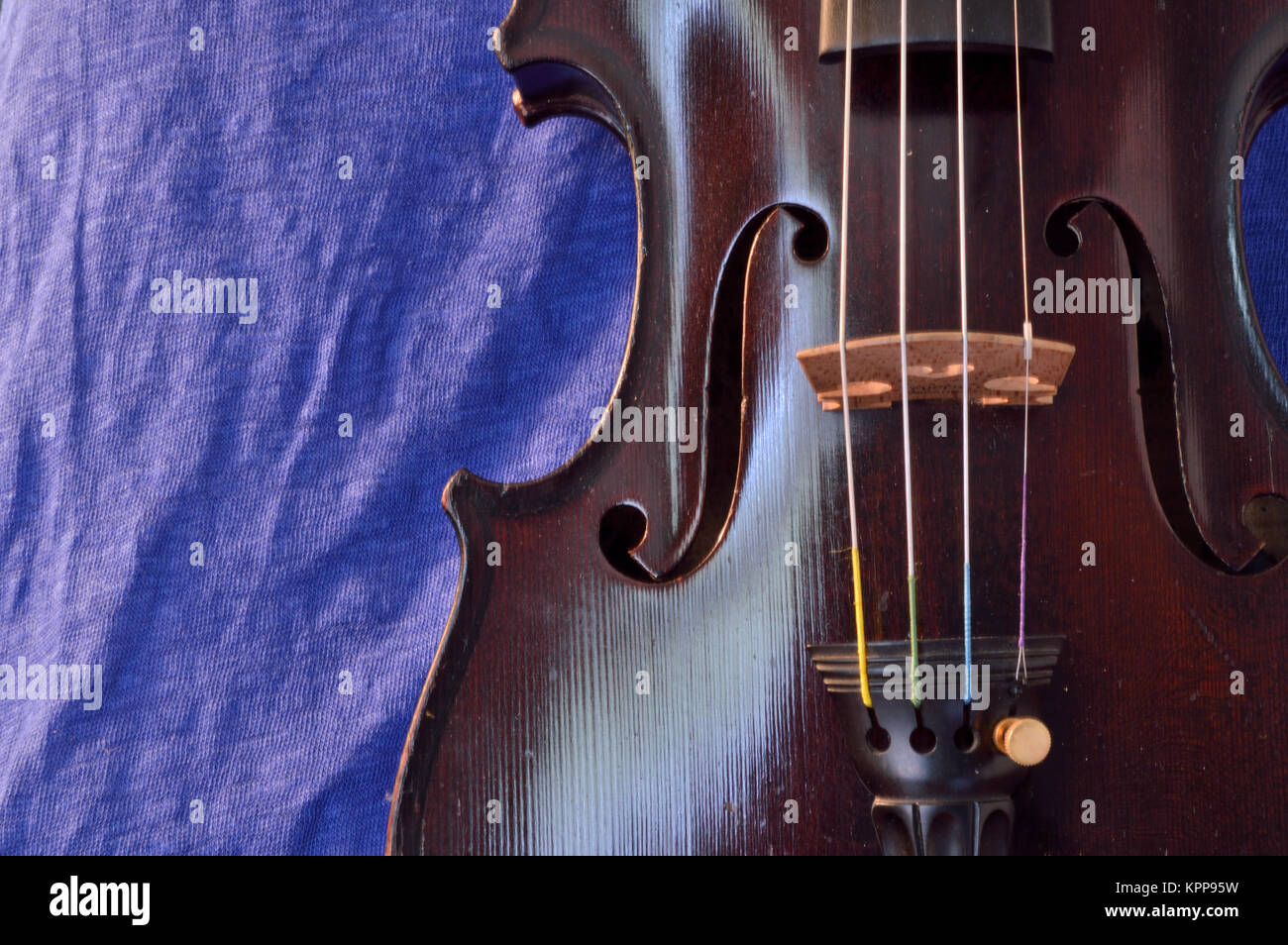 Violine Hintergrund mit hellen Blau Stockfoto