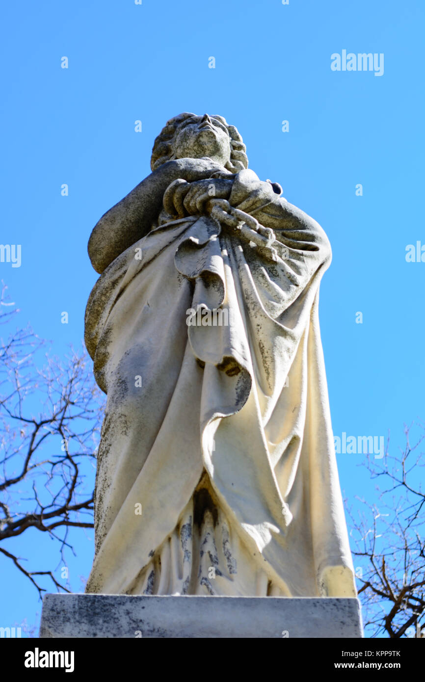 Haunting Statue einer Dame oder Engel in einem weißen Gewand steht, als ob über die Bewachung und beobachten. Stockfoto