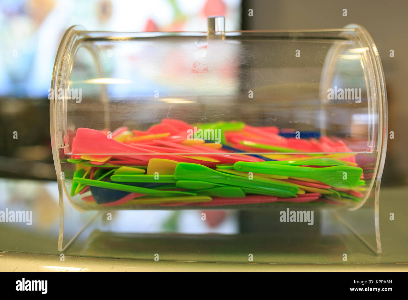 Plastiklöffel auf Eis Stockfoto