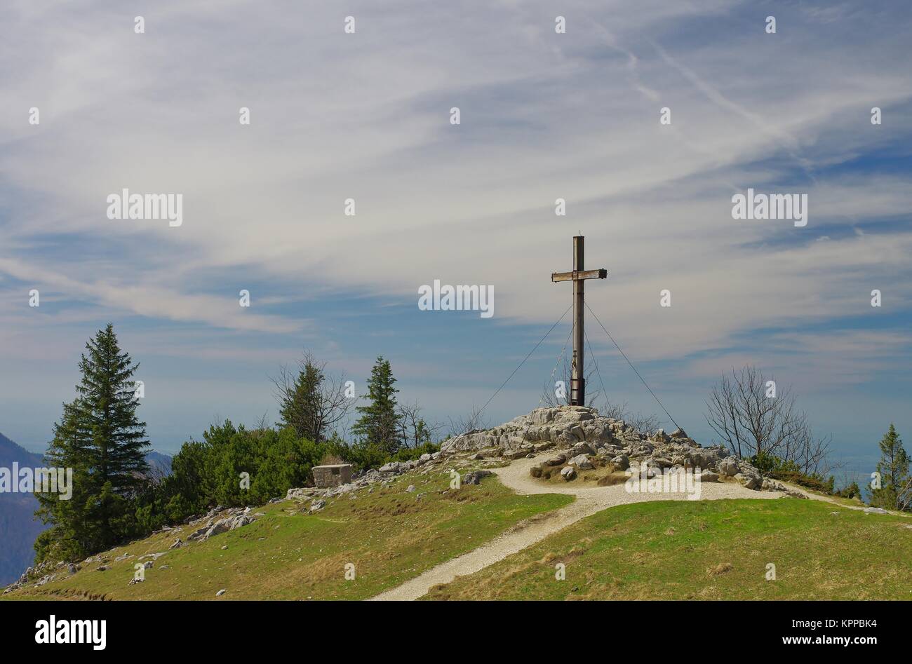 Gipfelkreuz unter den Kampenwandgraten,chiemgau,oberbayern Stockfoto