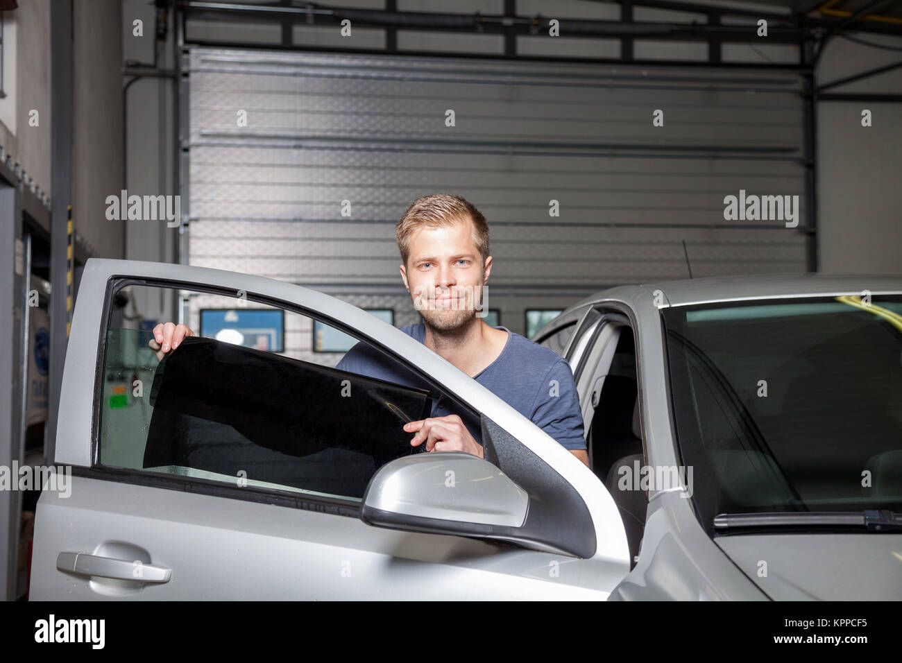 Die Tönung Folie auf ein Auto Fenster Stockfotografie - Alamy