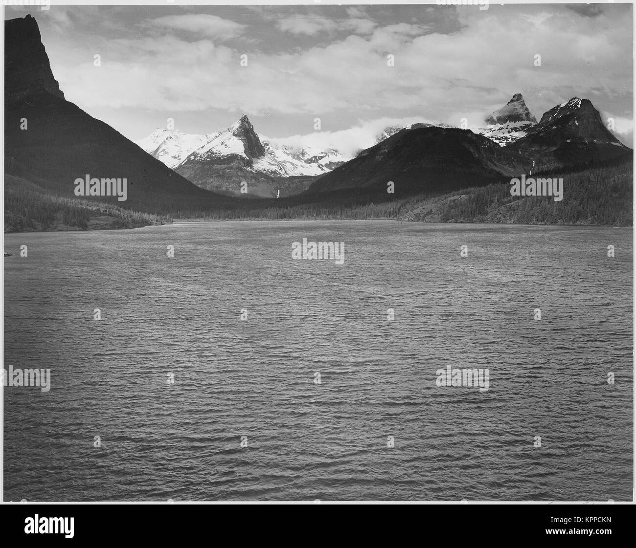 Blick über auf die schneebedeckten Berge, die den See im Vordergrund t. Mary's Lake Glacier National Park' Montana. 1933 - 1942 Stockfoto