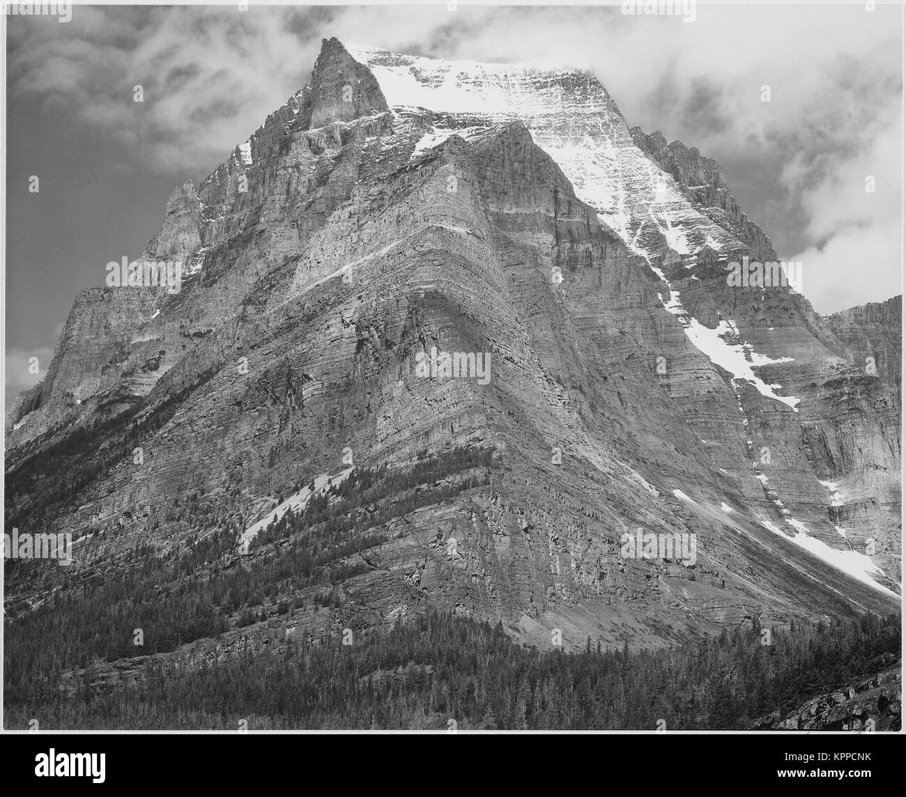 Volle Sicht auf den Berg "Going-to-the-Sun Mountain Glacier National Park' Montana. 1933 - 1942 Stockfoto