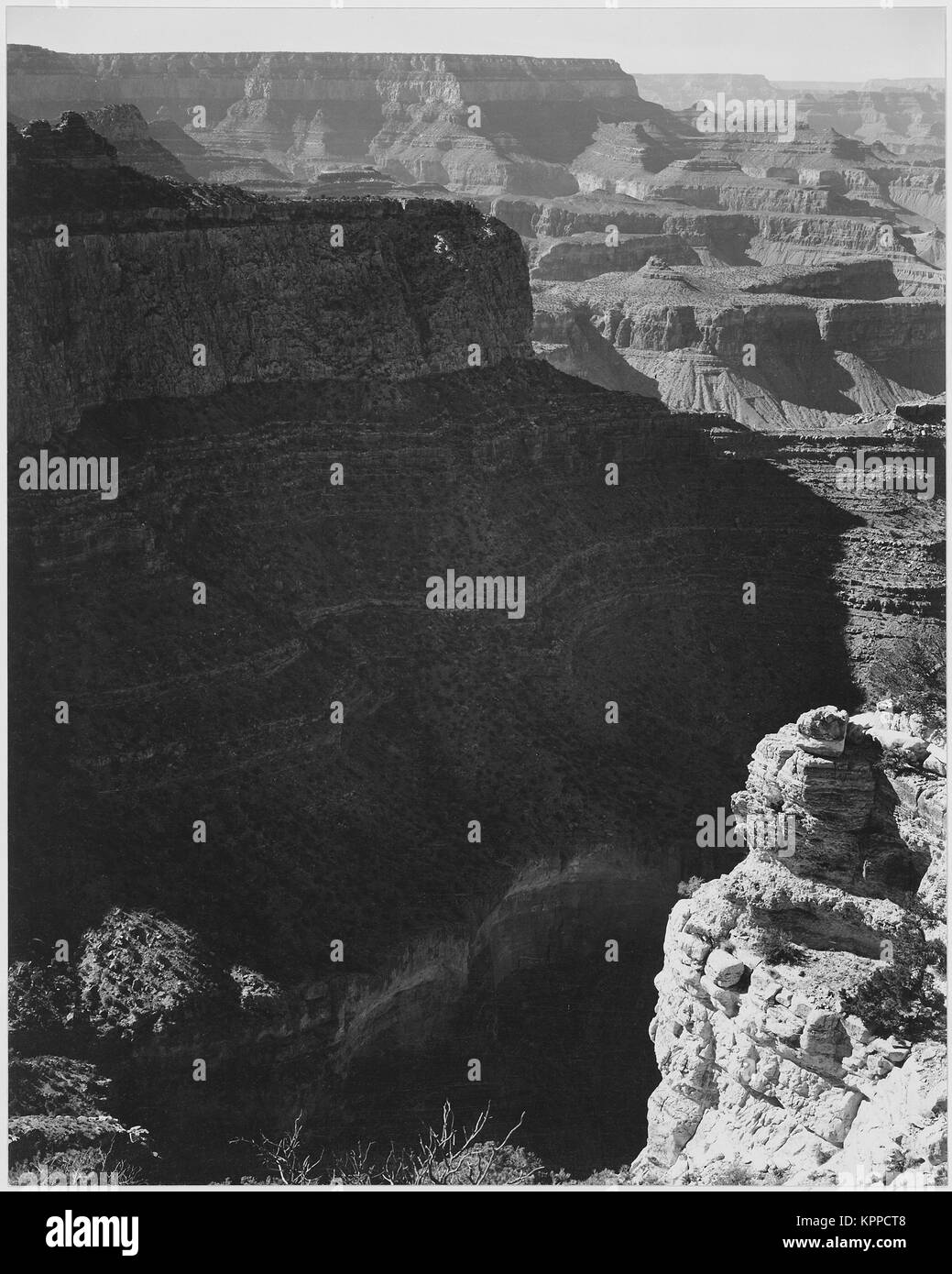 Blick auf Dunkel verschatteten Canyon links und Center aus der "South Rim des Grand Canyon National Park' 1941 Arizona. (Vertikale Ausrichtung) 1941 Stockfoto