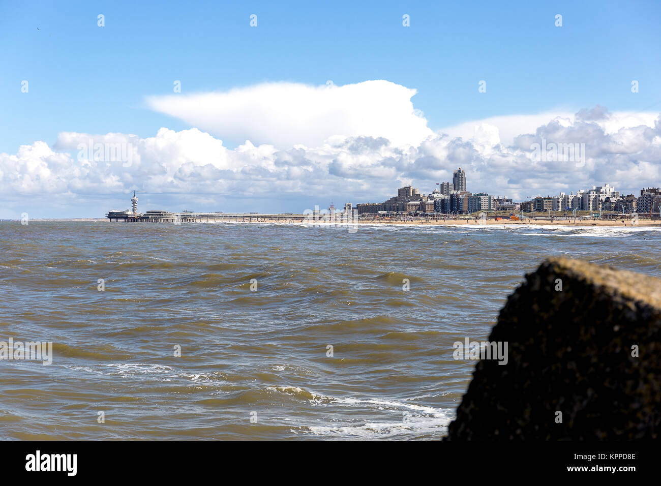 Der Strand und die Seebrücke von Scheveningen - Den Haag Stockfoto