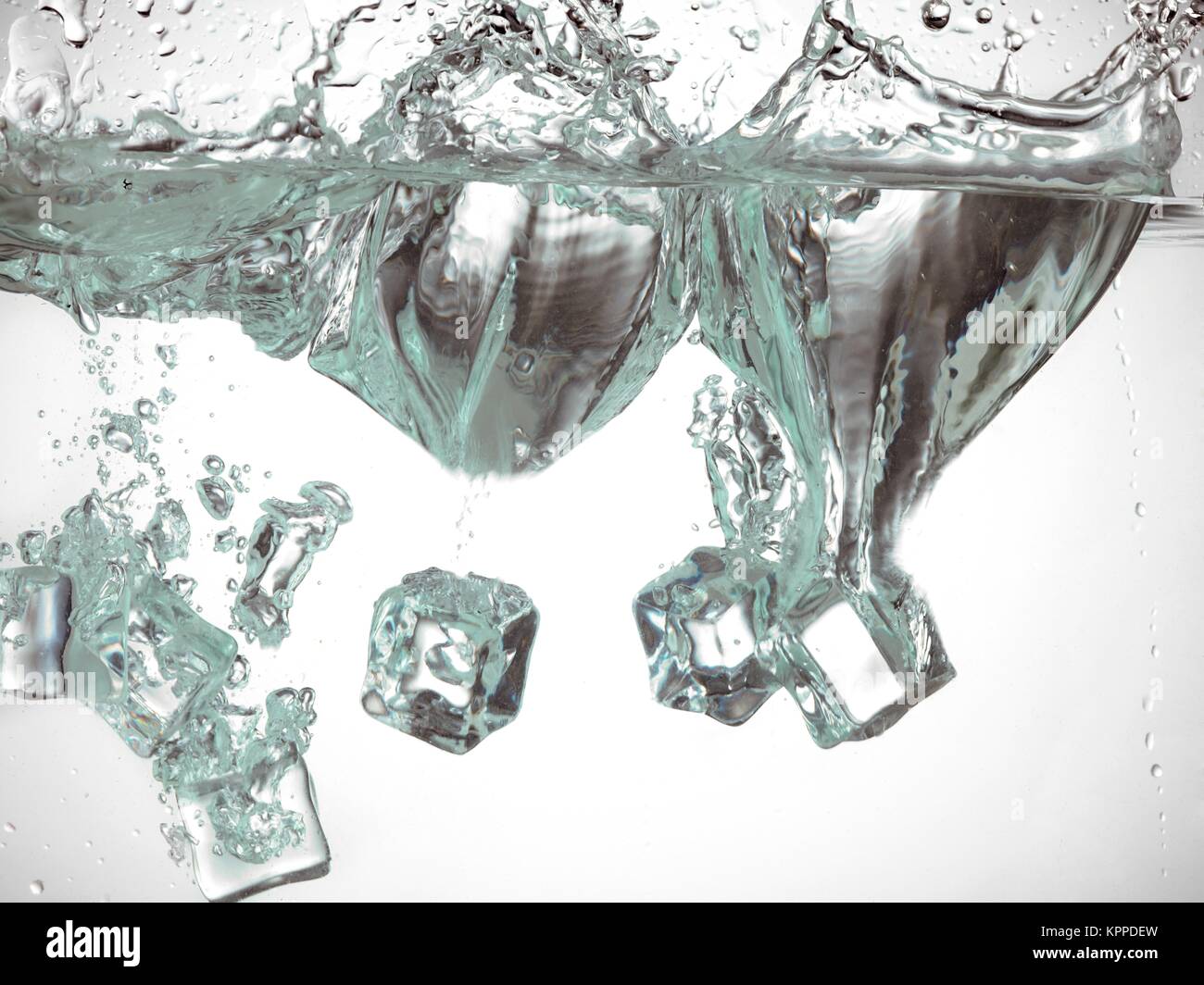 Eiswürfel in Wasser Stockfoto