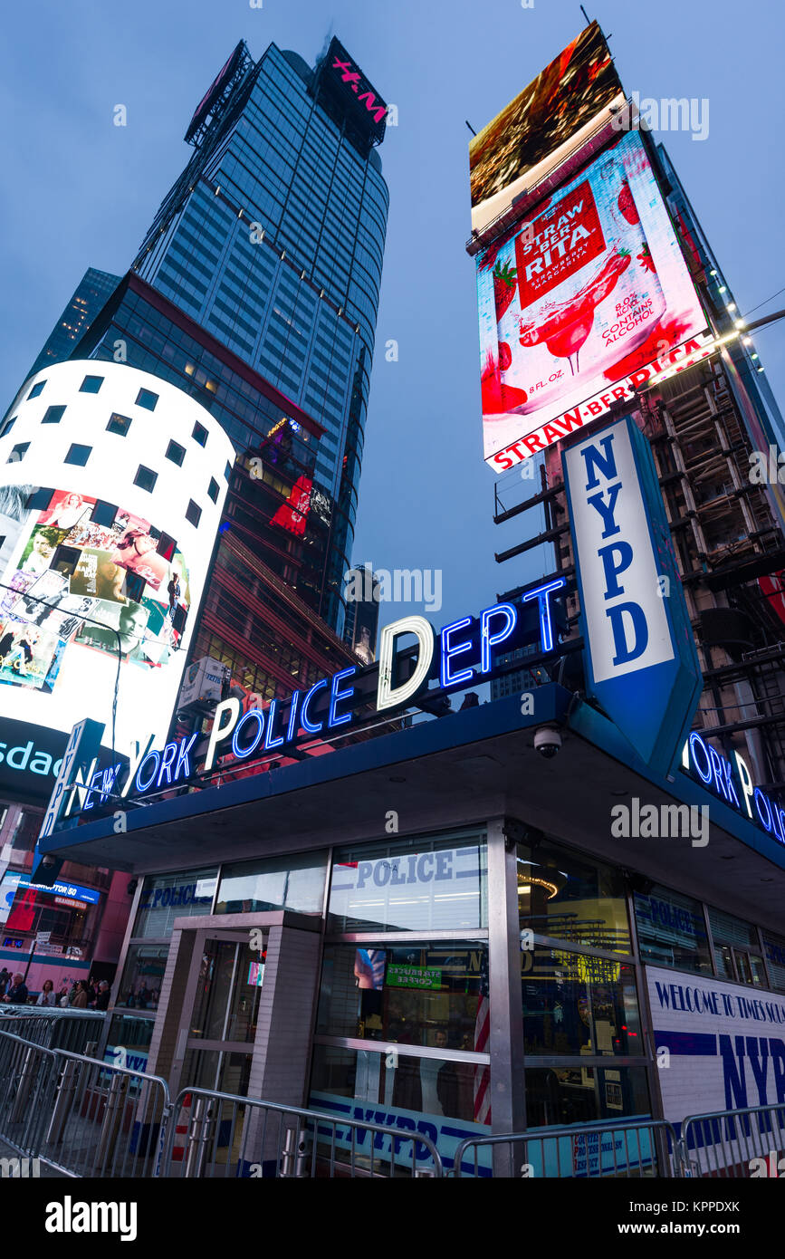Blick auf den Times Square, New York Police Department (NYPD) Büro mit Gebäude im Hintergrund, New York, USA Stockfoto