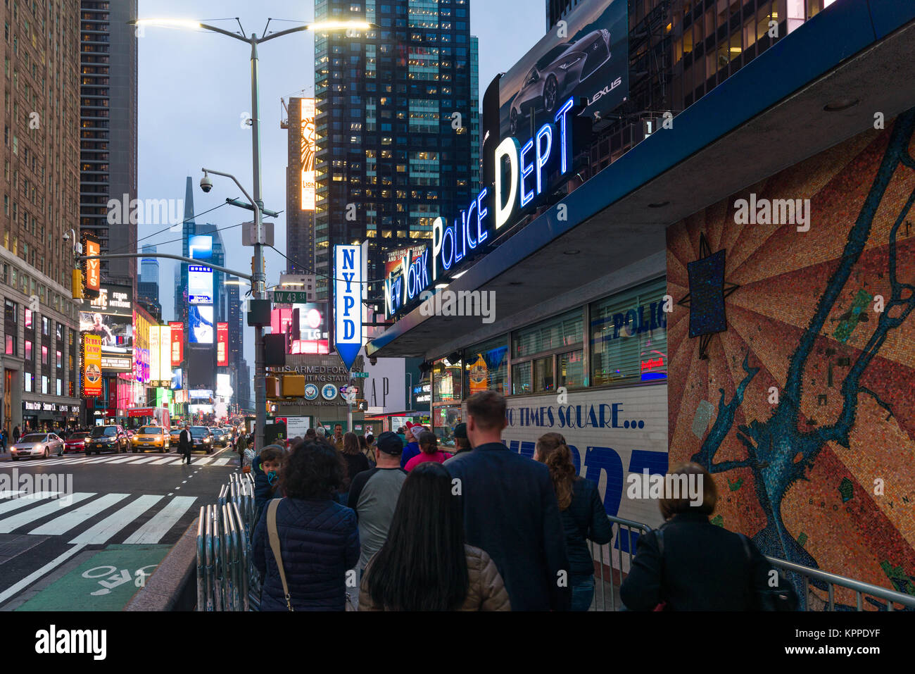 Blick auf den Times Square, New York Police Department (NYPD) Büro mit Menschen zu Fuß auf Pflaster, New York, USA Stockfoto