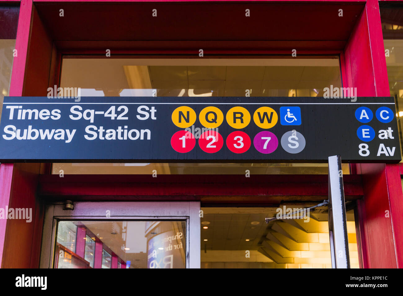Aussicht auf den Times Square, 42nd Street U-Bahn Eingang außen Beschilderungen, New York, USA Stockfoto