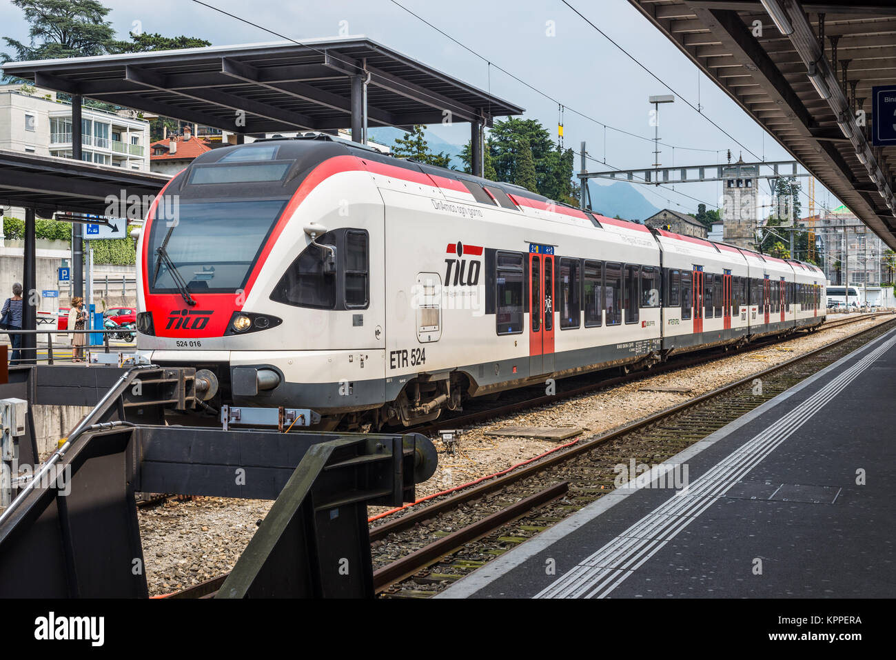 Locarno, Schweiz - 28. Mai 2016: ein Personenzug der TILO (Regionalbahn Tessin Lombardei) auf einer Plattform der Locarno Bahnhof. Stockfoto