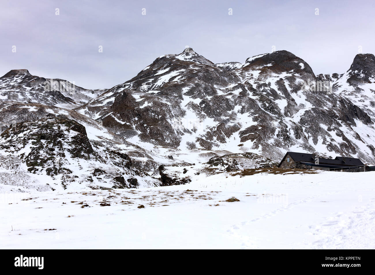 Verschneite Berglandschaft im Park der französischen Pyrenäen Stockfoto