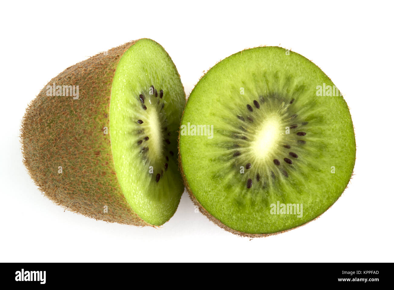 Einzigen ganzen Kiwis Halbieren auf weißem Hintergrund Stockfoto
