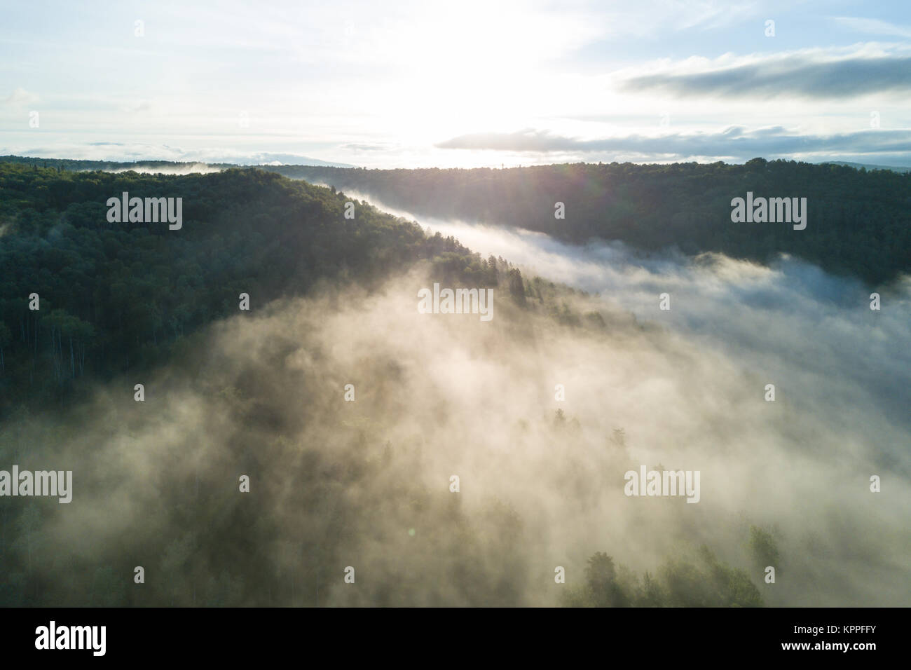 Sonnenuntergang in den Ural. Fliegen mit Drone Stockfoto