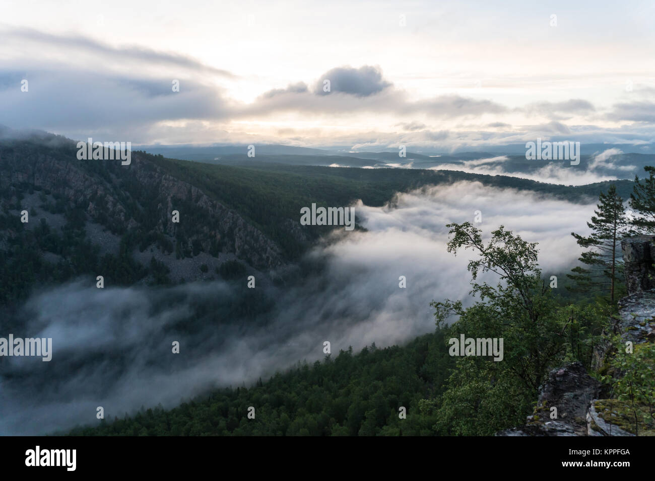 Sonnenuntergang in den Ural. Fliegen mit Drone Stockfoto