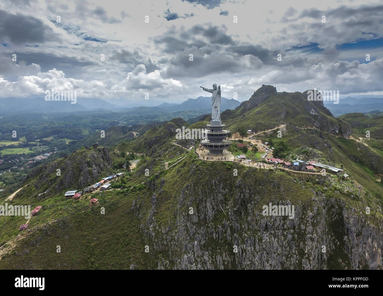 Buntu Burake der Ort, wo die höchsten Jesus Statue Statt. Es ist 40 Meter Statue und Blick auf die Stadt von makale in Tana Toraja. Stockfoto