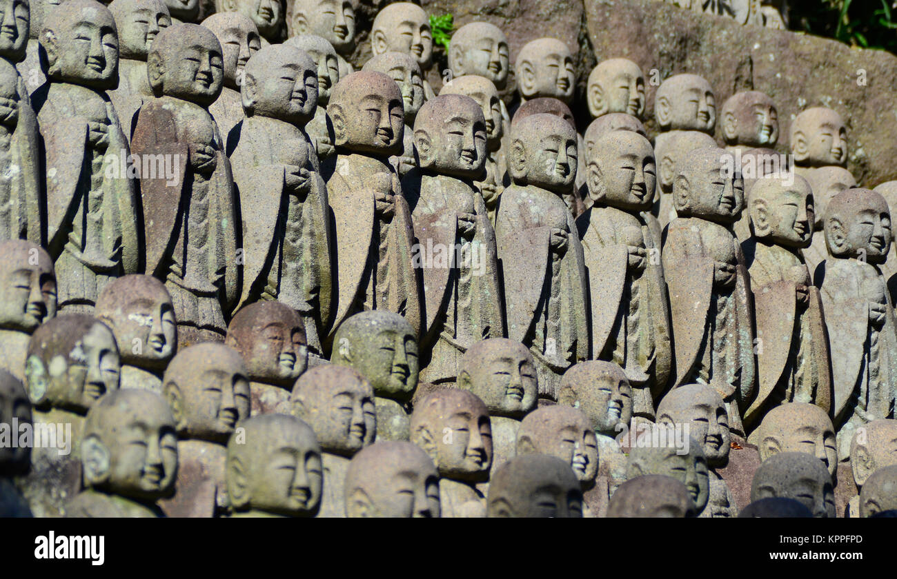 Zeilen der alten buddhistischen Mönch traditionellen kleinen Statuen in Japan Stockfoto
