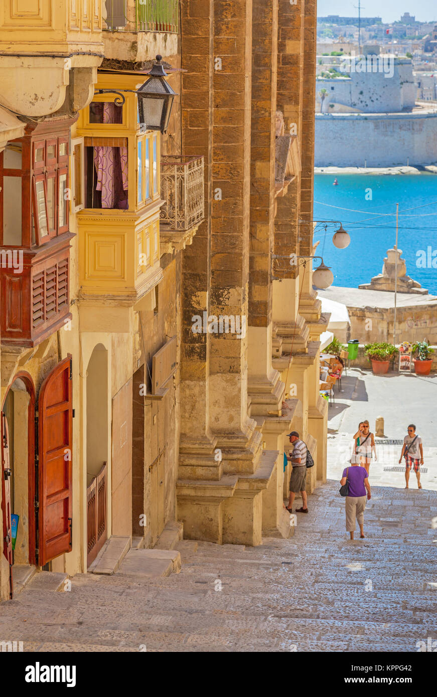VALLETTA, MALTA - 26. JUNI 2012: Unbekannter Touristen erkunden die traditionellen Gebäuden neben einigen Schritten in Valletta in Malta, mit dem Großen Harbo Stockfoto