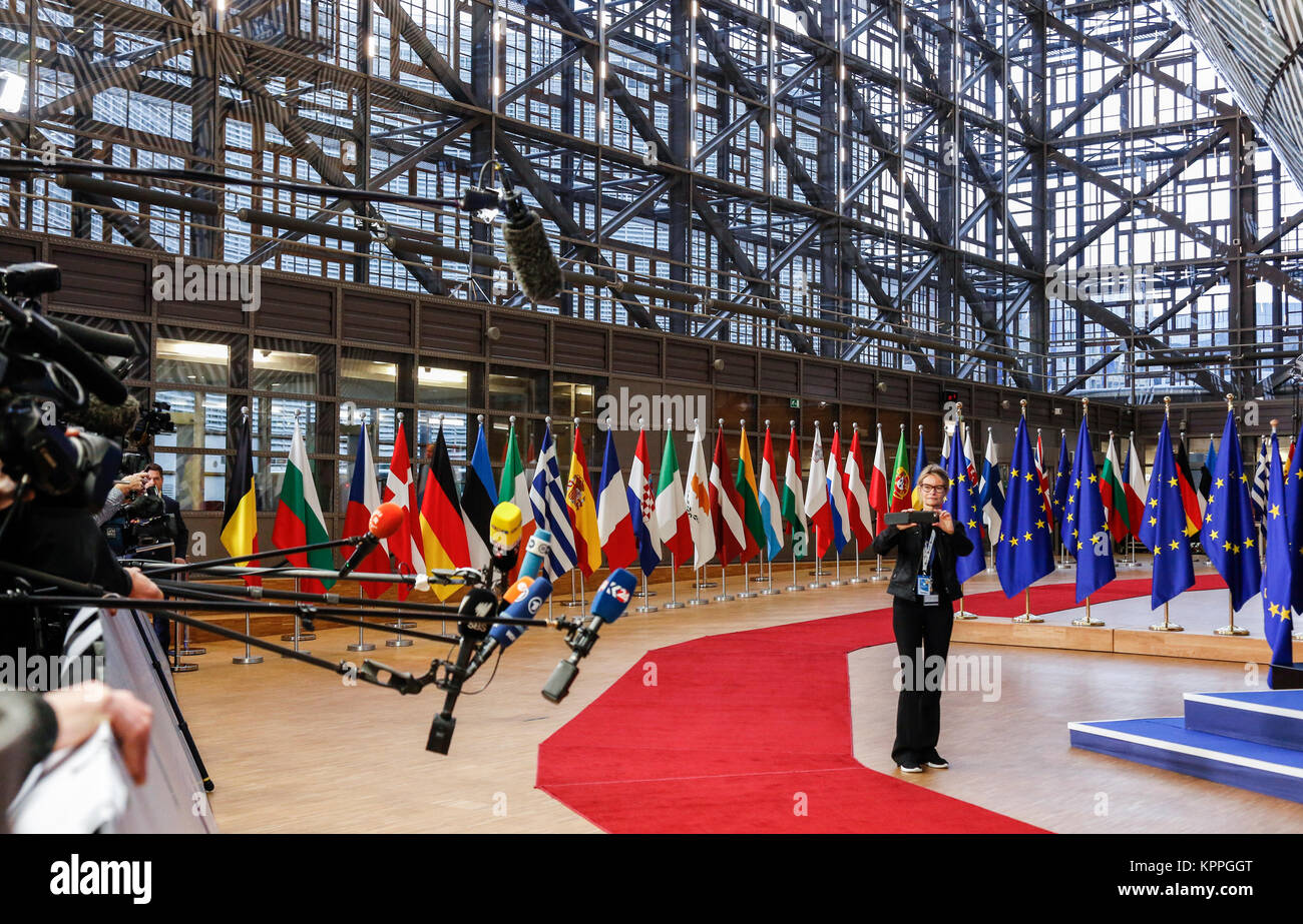 Brüssel, Belgien, 14. Dezember 2017: Roter Teppich in Europa Gebäude in der EU während des Europäischen Rates. Stockfoto Brüssel, Belgien, 14. Dezember 2017: Roter Teppich in Europa Gebäude in der EU während des Europäischen Rates. Stockfoto