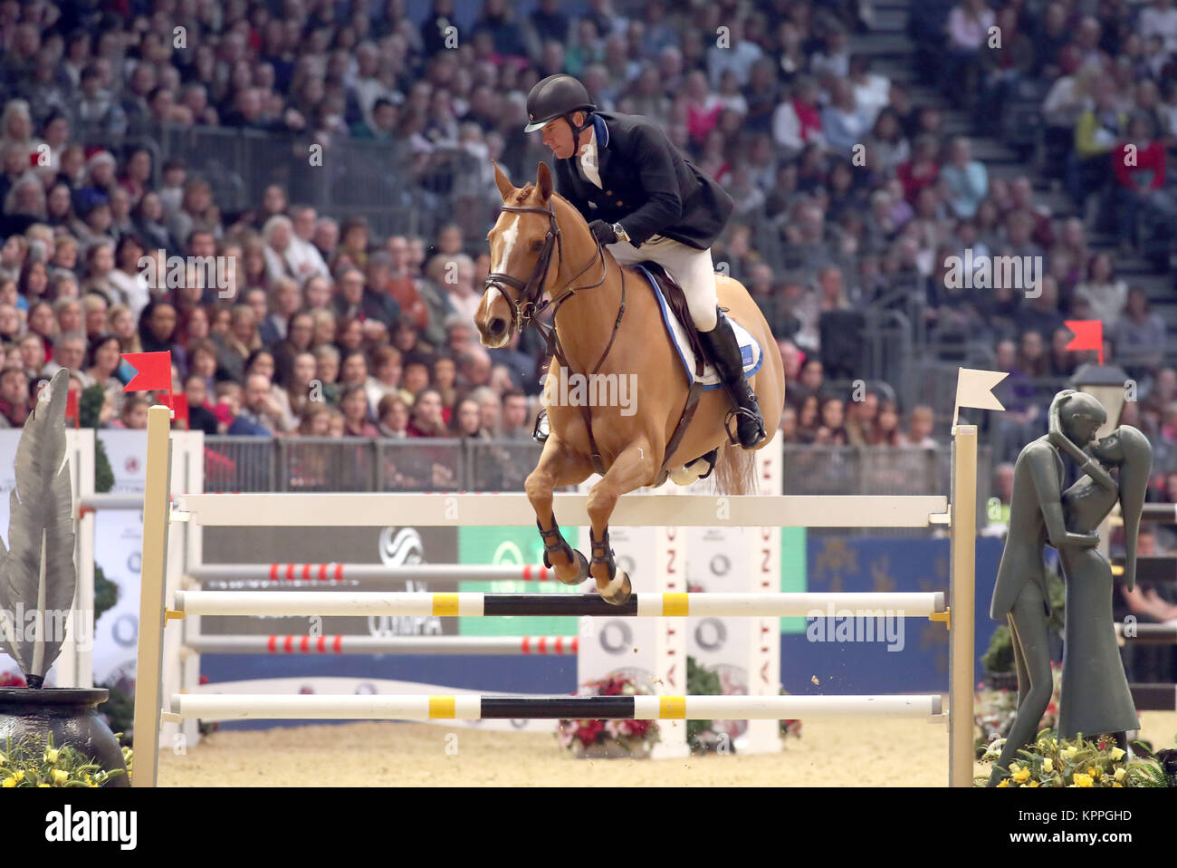 Großbritanniens William Trichter, Billy Angelo konkurriert im Shelly Ashman International Shipping Ltd, E M Rogers (Verkehr) LTD Weihnachtsmann Einsätze bei Tag fünf der London International Horse Show in London Olympia. Stockfoto