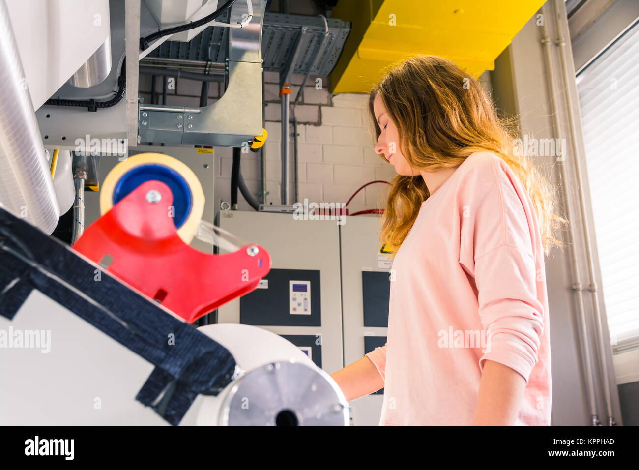 Junge Frauen Mädchen Ingenieur Druckspezialist Tiefdruck Tiefdruck industriellen Maschinen Verpackung Zeitung Masse der industriellen Produktion Stockfoto