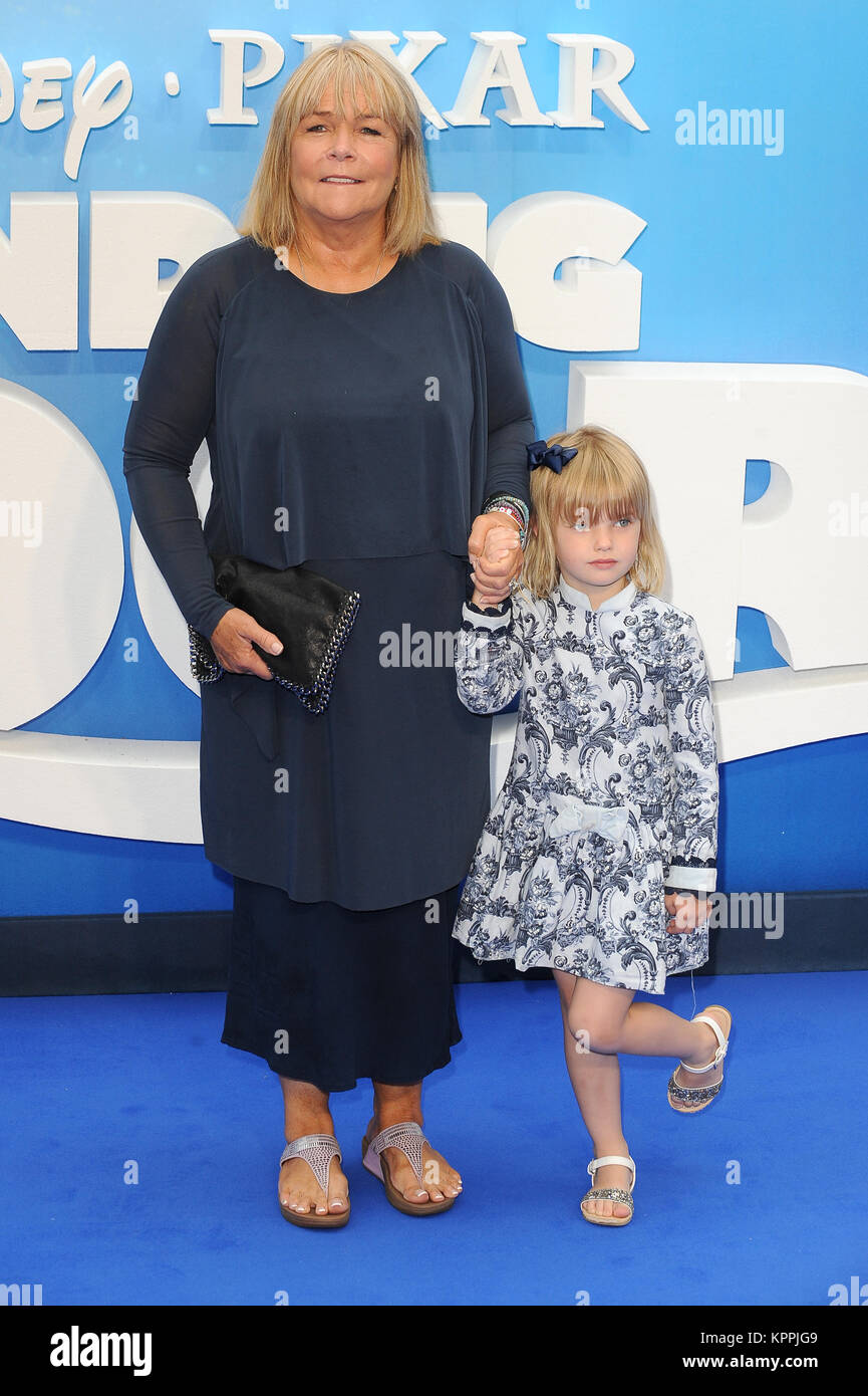 Linda Robson besucht Großbritannien Galavorstellung des Findens Dory im Odeon Leicester Square in London. 10. Juli 2016 © Paul Treadway Stockfoto