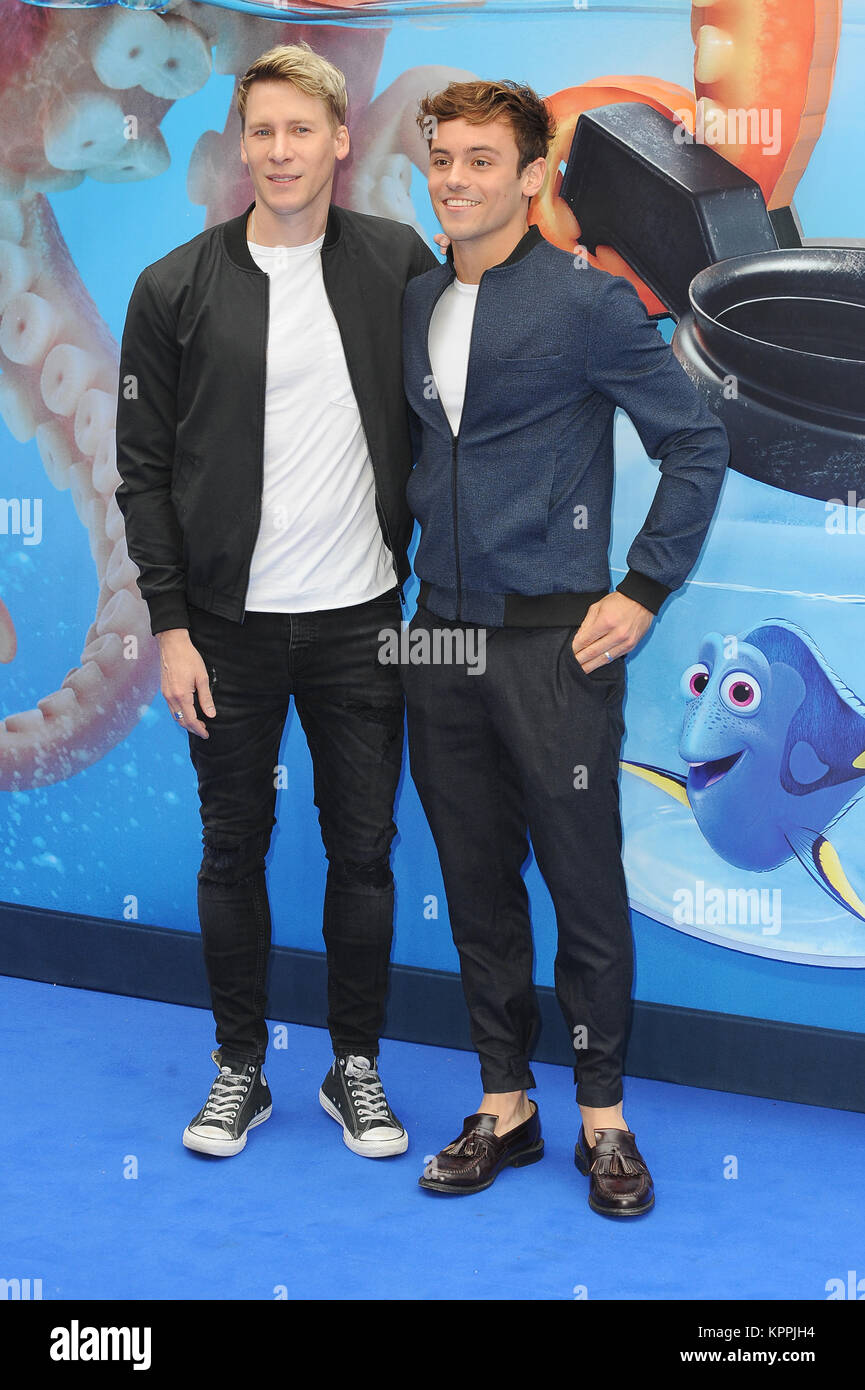 Tom Daley und Dustin Lance Black nehmen an der britischen Galavorstellung des Findens Dory im Odeon Leicester Square in London. 10. Juli 2016 © Paul Treadway Stockfoto
