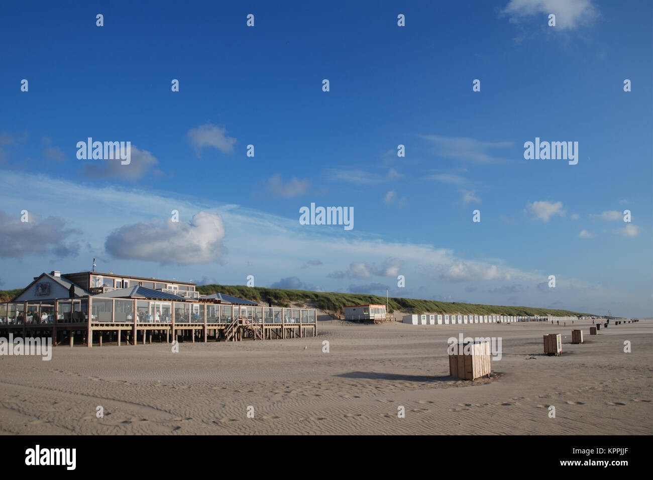 Kleine Strand Kabinen bei Sonnenuntergang auf der Nordsee auf waddeneiland Texel Holland Stockfoto