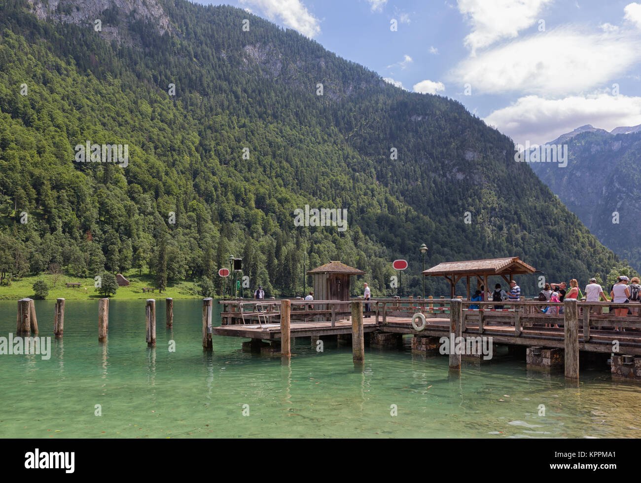 Menschen am Pier Warten auf Start Schiff am Konigssee Stockfoto