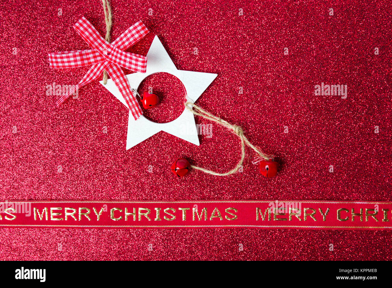 Weihnachtskarte mit roten Verzierungen auf glänzenden Hintergrund Stockfoto